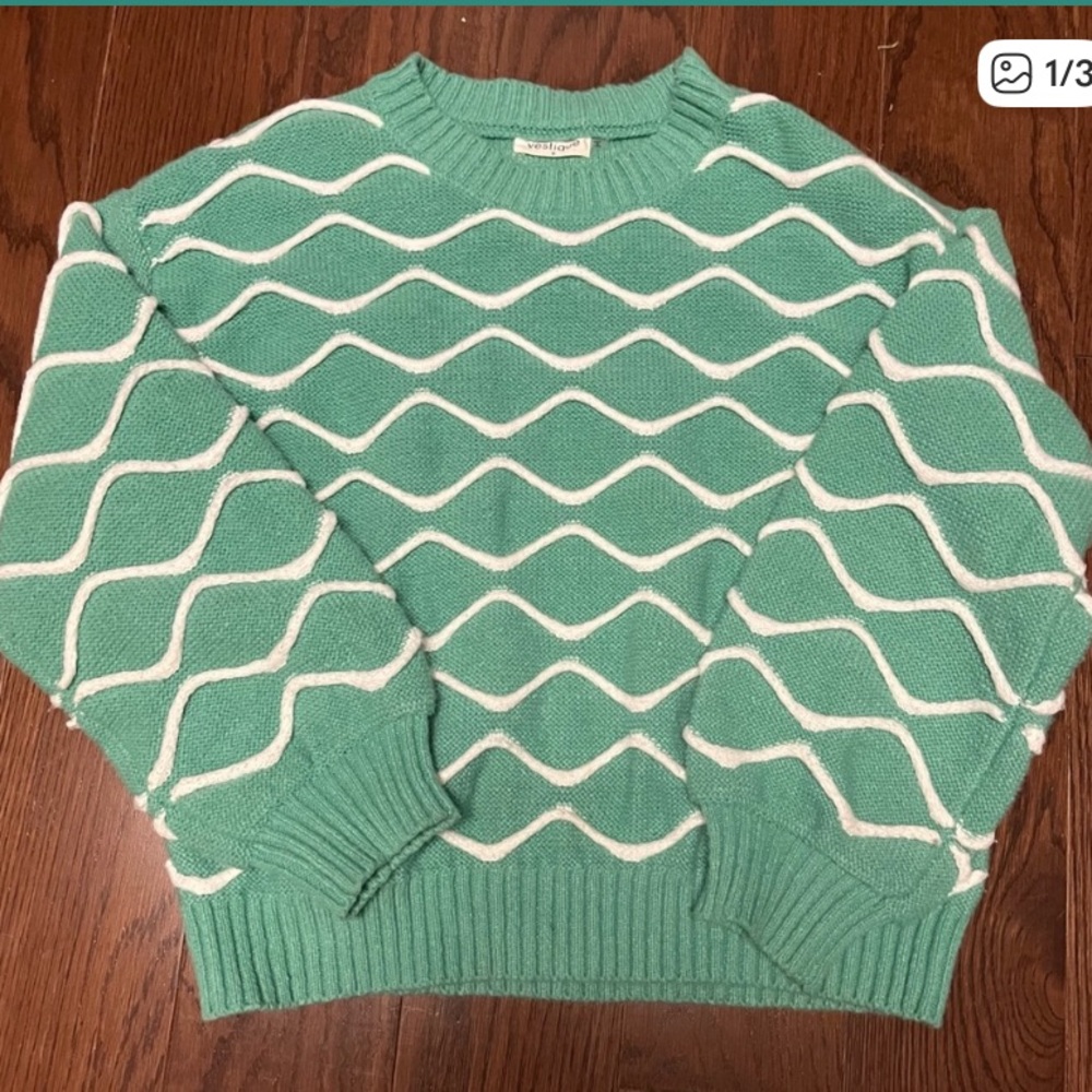 Vestique Green and Cream Wave Knit Sweater